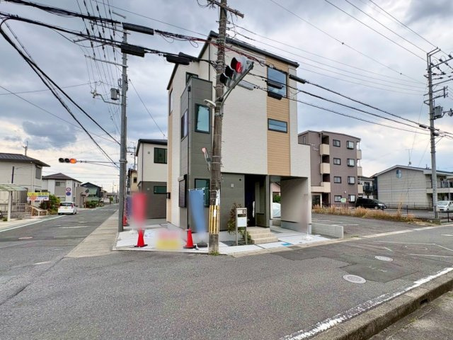 草津市平井2丁目A号棟　新築戸建ての前面道路含む現地写真