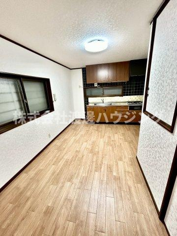 野崎１丁目一戸建の居間・リビング