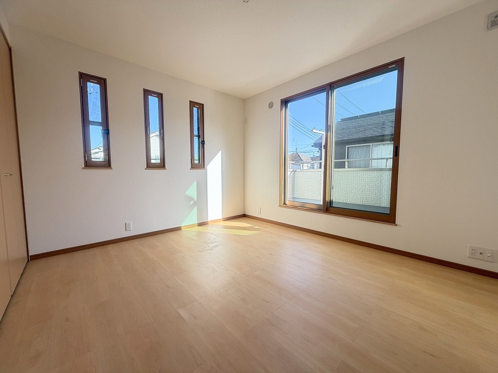 三郷市彦野1丁目　中古戸建の洋室|窓が多く明るい洋室7帖・主寝室としていかがでしょう