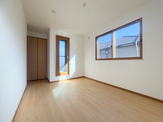 三郷市彦野1丁目　中古戸建の洋室|バルコニーに出入りできる洋室7帖