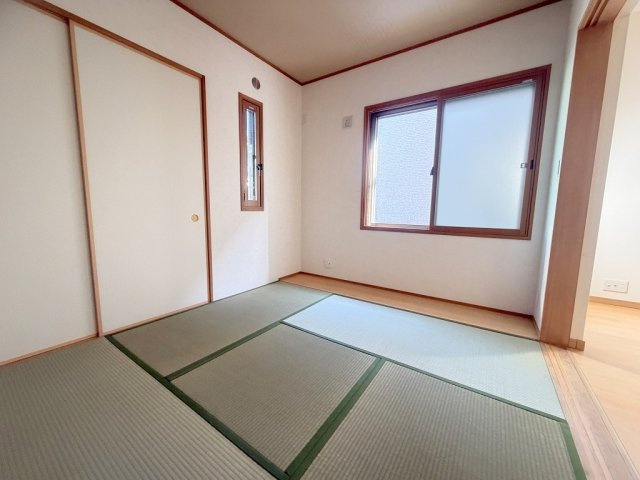 三郷市彦野1丁目　中古戸建の和室|1階のリビング横の和室はお子様のお昼寝スペースにもピッタリ