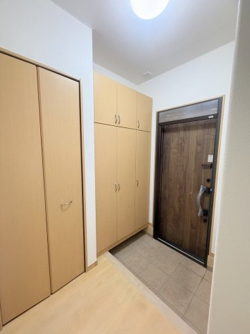 三郷市彦野1丁目　中古戸建の玄関|たっぷり収納できるトールタイプのシューズボックス