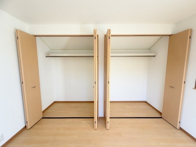 三郷市彦野1丁目　中古戸建の収納|クローゼット2ヶ所付きでご夫婦で分けてお使いいただけます