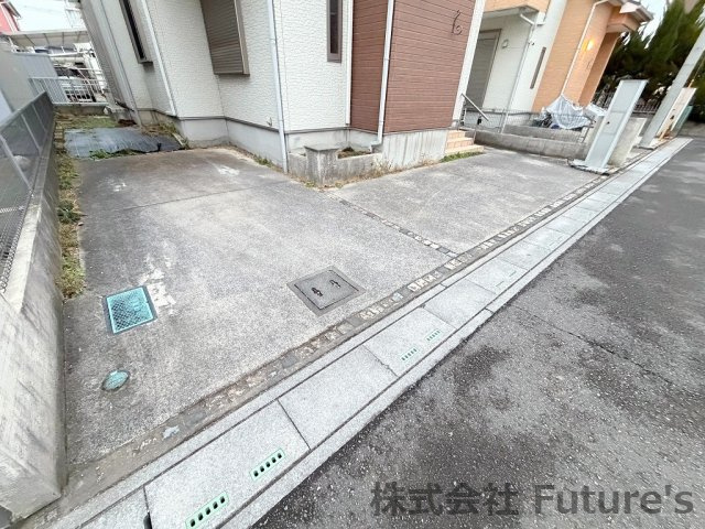 三郷市彦野1丁目　中古戸建の駐車場|カースペース1台分付き