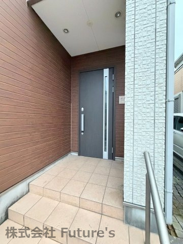 三郷市彦野1丁目　中古戸建のエントランス|玄関アプローチ