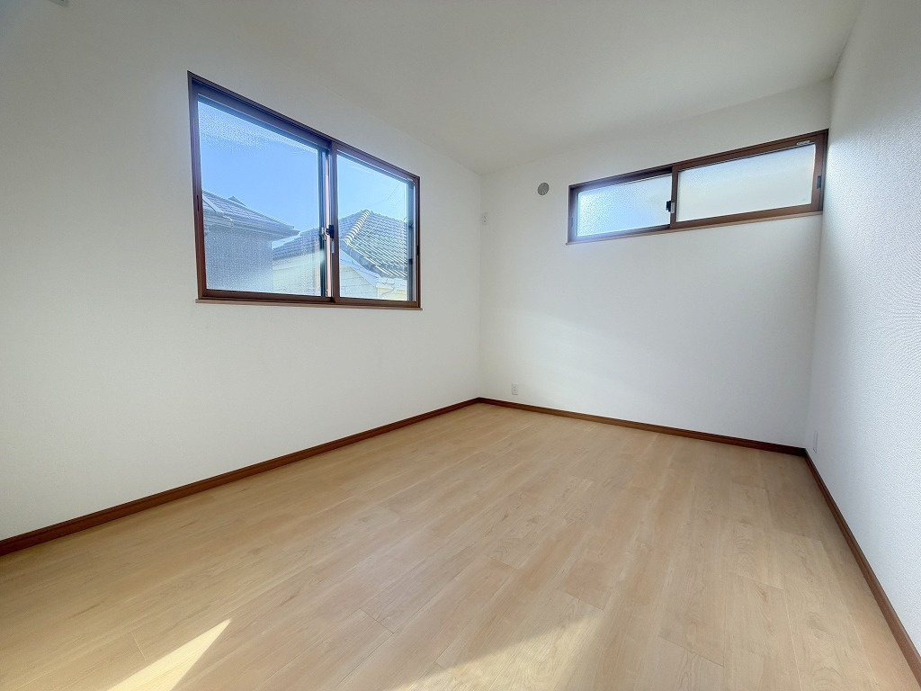 三郷市彦野1丁目　中古戸建の洋室|2面採光の明るい洋室7帖