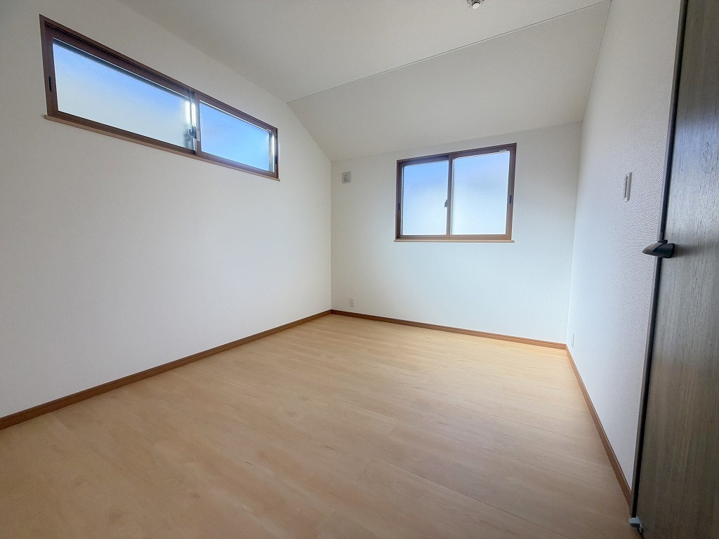 三郷市彦野1丁目　中古戸建の洋室|2面採光の明るい洋室6帖