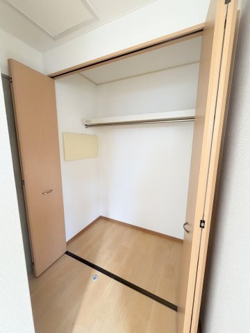 三郷市彦野1丁目　中古戸建の収納|大切な衣類を収納できるクローゼット完備