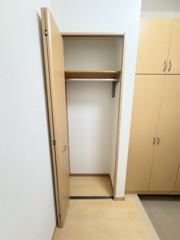 三郷市彦野1丁目　中古戸建の収納|コートやカバンなどお出かけグッズの収納にも便利な玄関収納