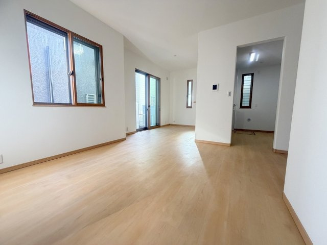 三郷市彦野1丁目　中古戸建の居間・リビング|南向きに窓が広がり明るく開放的なリビング