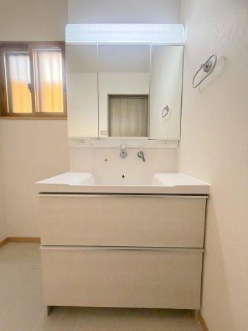 三郷市彦野1丁目　中古戸建の独立洗面台|三面鏡付きシャワードレッサーで朝の準備も快適