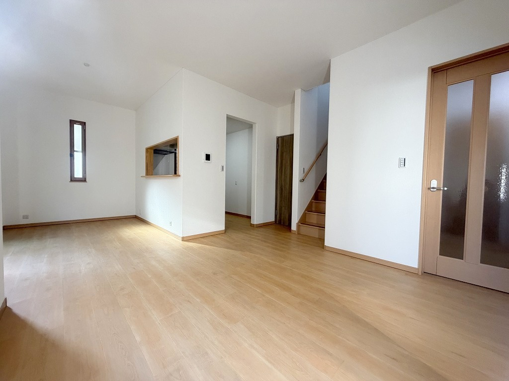 三郷市彦野1丁目　中古戸建の居間・リビング|コミュニケーションの取れるリビングイン階段