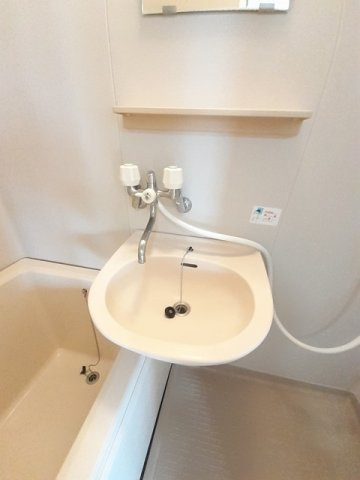 グリーンハイツ中西の洗面所|脱衣スペースもあります