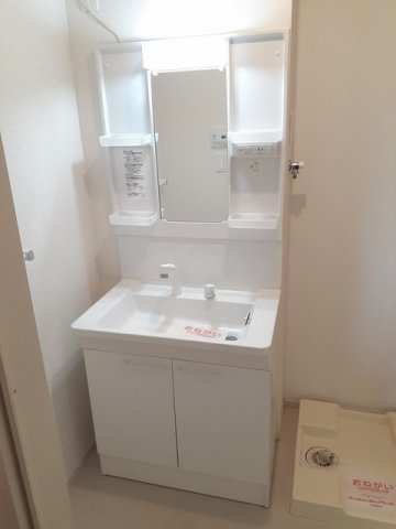 コンフォート・サカモトの洗面所|明るい洗面所です