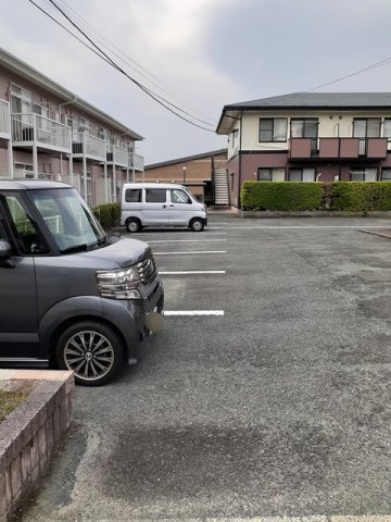 ルミエール坂本Ⅱの駐車場|車をお持ちの方に嬉しい駐車場付きの物件です