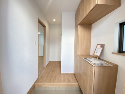 【玄関】 | 与那原町与那原（全2棟） | ※同仕様写真です