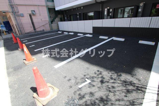 City Lux Tsurumiの駐車場