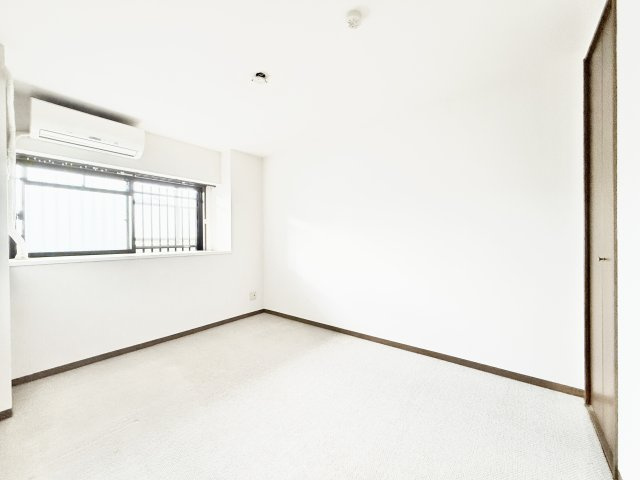 グラン・コート本郷の洋室|北側ですが採光がしっかり確保されているため、明るいお部屋となっています。
