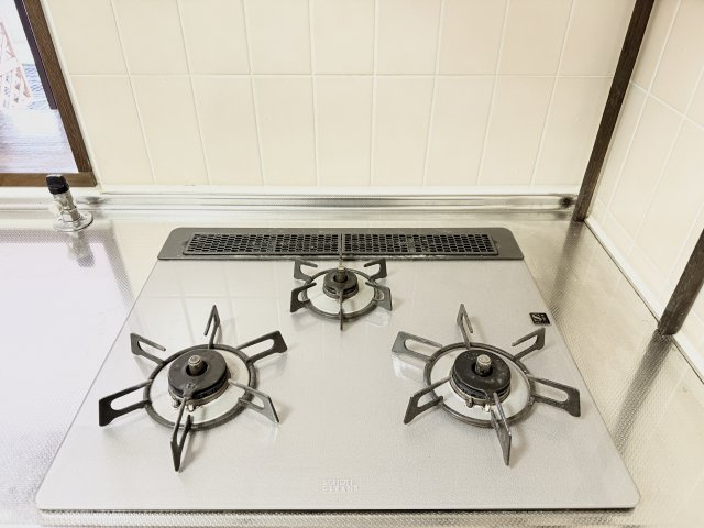 グラン・コート本郷のキッチン|使いやすい3つ口コンロ！
