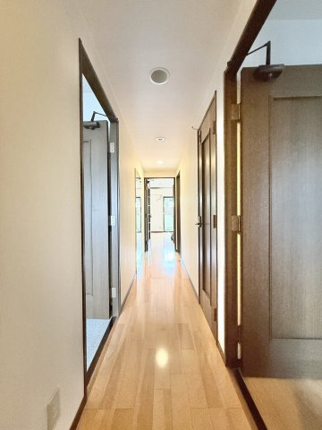 グラン・コート本郷のその他|廊下には鏡付いており身だしなみチェックができます。