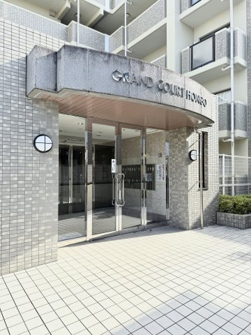 グラン・コート本郷のエントランス|マンションの入り口も落ち着いた雰囲気です。
