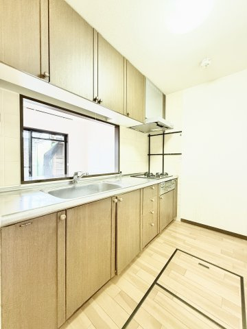 グラン・コート本郷のキッチン|使いやすいシステムキッチン！豊富な収納力が魅力的です！
