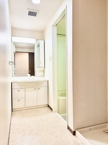 グラン・コート本郷の脱衣所|洗面所とキッチンが近いので、家事がしやすい導線になっています！
