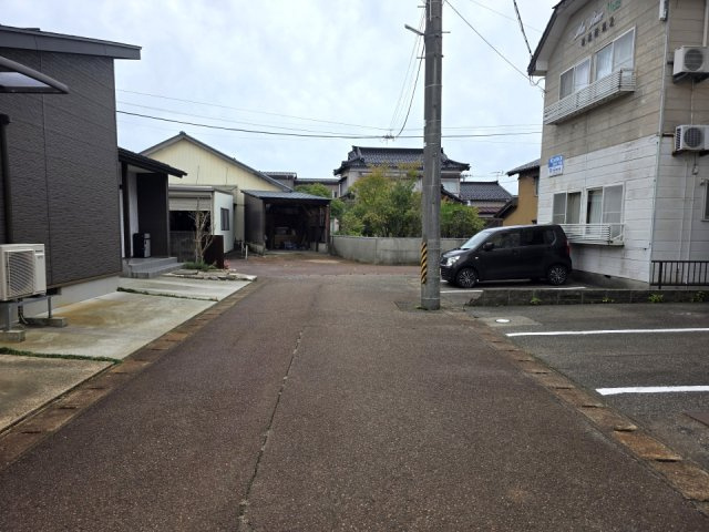 燕市小高【モンパレス燕第二 3号館】のその他|前面道路