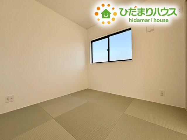 本庄市下野堂　第5　新築一戸建て　クレイドルガーデン　03の和室|窓から明るい光が入り、客間としても自信を持ってご案内できる和室です！
多目的に使える一部屋があることで、生活に潤いが生まれます。