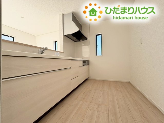 本庄市下野堂　第5　新築一戸建て　クレイドルガーデン　03のキッチン|白で統一された清潔感のあるシステムキッチンです！
広々としたシンクやコンロ周りは使い勝手が良く、毎日のお料理が楽しくなりそうですね(^^)/