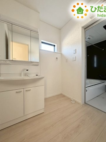 本庄市下野堂　第5　新築一戸建て　クレイドルガーデン　03の独立洗面台|大きな三面鏡が付いた機能的な洗面化粧台です！
シャワー付き蛇口でお掃除もしやすく、忙しい朝の身支度も効率よく進められます♪