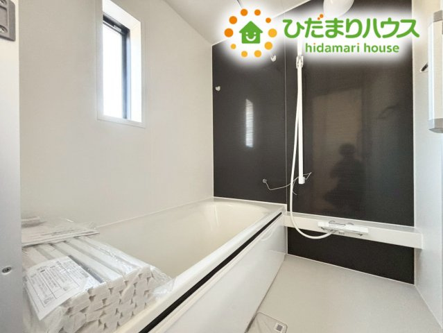 本庄市下野堂　第5　新築一戸建て　クレイドルガーデン　03の浴室|一日の疲れを癒す、落ち着いた雰囲気のバスルームです！
ゆったり浸かれる浴槽には小窓も付いており、換気もしやすく清潔感をキープできます。