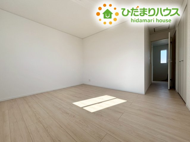 本庄市下野堂　第5　新築一戸建て　クレイドルガーデン　03の寝室|主寝室は8帖の広さがあるので、大きなベッドを置いても余裕があります！
自分たちだけのプライベートな時間を、静かな環境で満喫してください♪