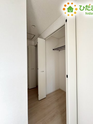本庄市下野堂　第5　新築一戸建て　クレイドルガーデン　03の収納|クローゼットも完備されているので、お洋服もスッキリ片付きますね( *´艸｀)