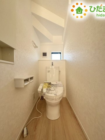 本庄市下野堂　第5　新築一戸建て　クレイドルガーデン　03のトイレ|1階のトイレはシャワー付きで、毎日快適に使用できます！
背面の棚にはお掃除道具や予備のロールを置けて便利です。