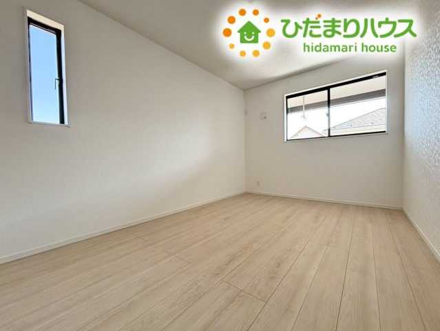 本庄市下野堂　第5　新築一戸建て　クレイドルガーデン　03の子供部屋|2階の洋室は、お子様の成長に合わせたお部屋作りが楽しめます！
高めの位置に設置された窓は、家具を置いても遮られにくく、光を効率よく取り込みます。