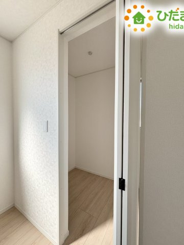 本庄市下野堂　第5　新築一戸建て　クレイドルガーデン　03の収納|扉を開けると奥行きがあり、想像以上の収納力に驚くはずです！
お家全体の収納が充実していることで、心にゆとりを持って生活を始められます！