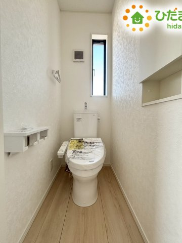 本庄市下野堂　第5　新築一戸建て　クレイドルガーデン　03のトイレ|2階にもトイレを完備しており、朝の忙しい時間帯も重ならず安心です！
小窓から優しい光が入り、清潔感のある空間が保たれています。