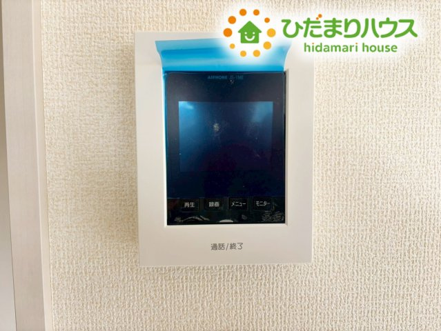 本庄市下野堂　第5　新築一戸建て　クレイドルガーデン　03のセキュリティ|来客者の顔を確認してから対応できる、防犯性の高いTVモニター付きインターホンです！
録画機能も備わっており、外出中の訪問者も後から確認できます。