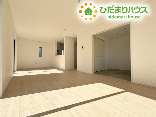 本庄市下野堂　第5　新築一戸建て　クレイドルガーデン　03の居間・リビング|大きな窓から明るい陽光がたっぷりと差し込む、広々としたリビング空間です！
ナチュラルな色合いのフローリングが、ご家族の団らんを温かく包み込みます(-ω-)/