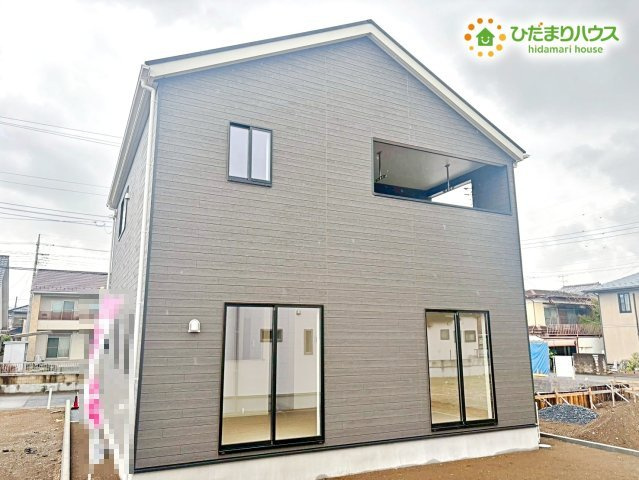 本庄市下野堂　第5　新築一戸建て　クレイドルガーデン　03の外観|玄関側から見た外観は、落ち着いた色味で飽きのこない仕上がりです！
お家の顔となる玄関周りもスッキリとしており、清潔感があります。