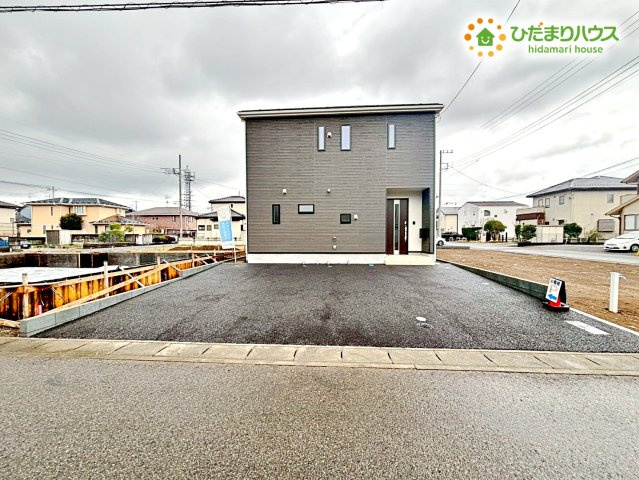 本庄市下野堂　第5　新築一戸建て　クレイドルガーデン　03の駐車場|お車を3台並べて停めることができる、ゆとりある駐車スペースです。
前面道路との高低差も少なく、スムーズに駐車いただけます◎