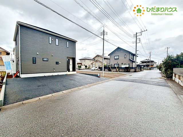 本庄市下野堂　第5　新築一戸建て　クレイドルガーデン　03の前面道路含む現地写真|幅員にゆとりがある前面道路は、交通量が少なく落ち着いた環境です！
周辺は静かな住宅街で、穏やかな毎日を過ごすことができますよ♪