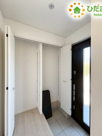 本庄市下野堂　第5　新築一戸建て　クレイドルガーデン　03の玄関|白を基調とした清潔感あふれる玄関がお出迎えします☆
収納力のある玄関収納が備わっており、散らかりがちな靴もスッキリ片付きます。