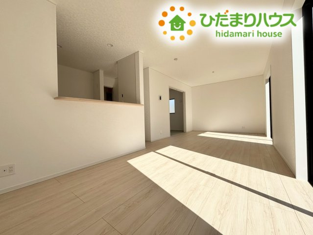 本庄市下野堂　第5　新築一戸建て　クレイドルガーデン　03の居間・リビング|キッチンからリビング全体を見渡せる対面式レイアウトです！
お食事の配膳や片付けもスムーズに行えます♪