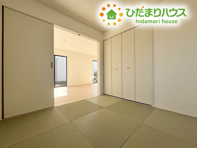 本庄市下野堂　第5　新築一戸建て　クレイドルガーデン　03の和室|リビングの隣にある和室は、扉を開放すればより広大な空間として使えます！
小さなお子様のお昼寝スペースや、家事の合間の休憩場所としても最適です。