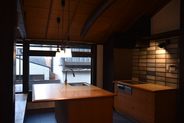 堀川御池 タイルが映える京町家