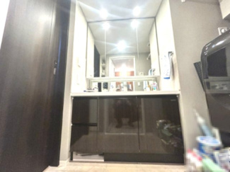 【独立洗面台】 | シティテラス習志野大久保ステーションコート | 落ち着きとくつろぎを感じられる♪歯磨き粉が行方不明になるようなごちゃごちゃ感も解消。コーディネートされた空間で気持ちよく身だしなみを整えられます！！洗面台周りをすっきり綺麗に保つことが出来ます！！