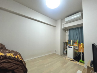 【洋室】 | シティテラス習志野大久保ステーションコート | 各居室にはクローゼットを完備し、家具の配置にも困らない設計がされています！！採光と通風のバランスがほどよく絶妙です！！バルコニーに面している洋室です。明るく温もりがあり、換気もしっかりできます！！