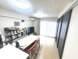 【居間・リビング】 | シティテラス習志野大久保ステーションコート | 朝は爽やかな日差しを浴びながら、家族みんなでおいしい朝食。昼下がりには読書やお昼寝でもしながらのんびりと過ごすリビングをご提供致します。